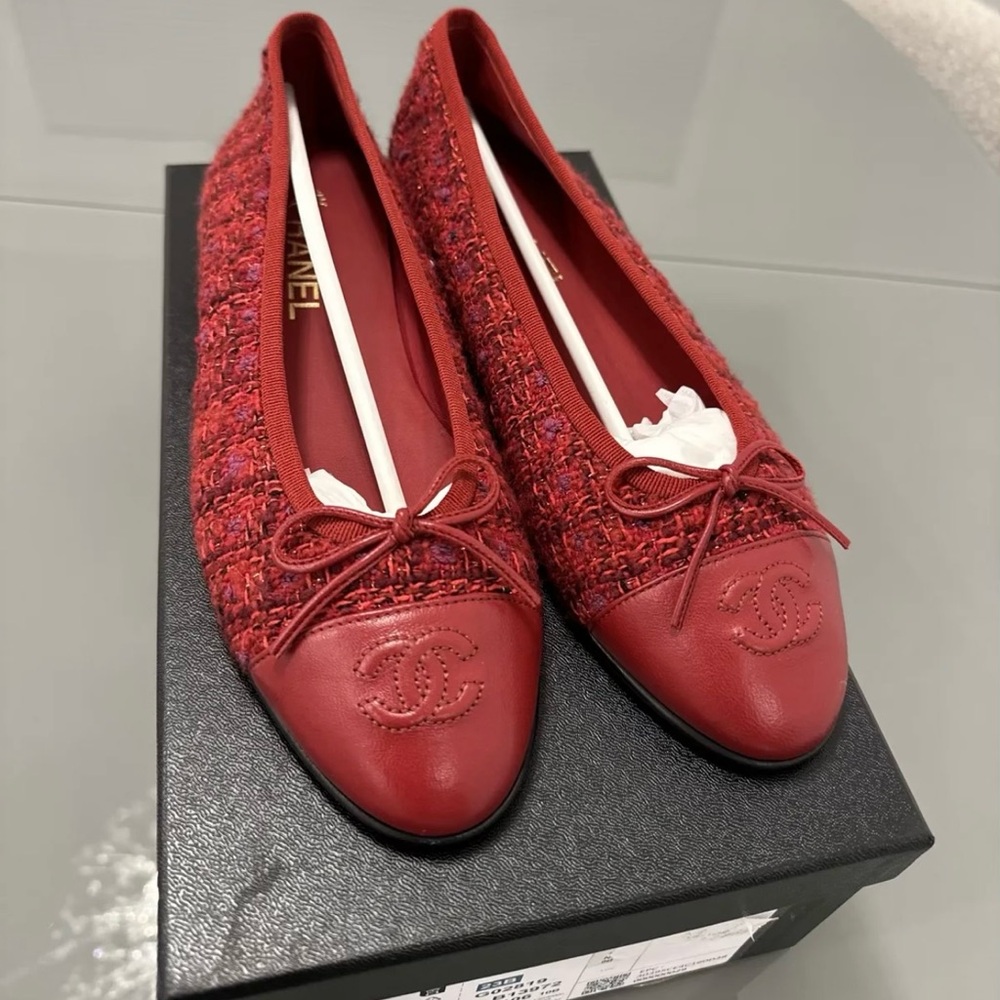 23B Chanel ballerina flats Tweed Red
New with the box- EU 39